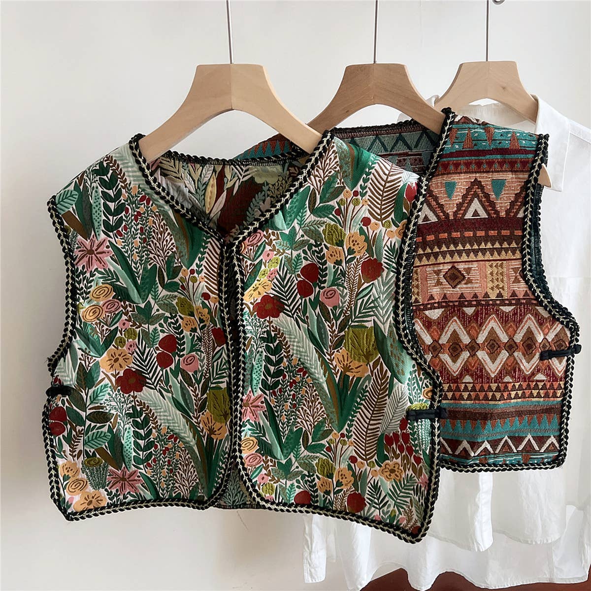 CWOV0642_ETHNIC STYLE EMBROIDERED NECK PROTECTION VEST