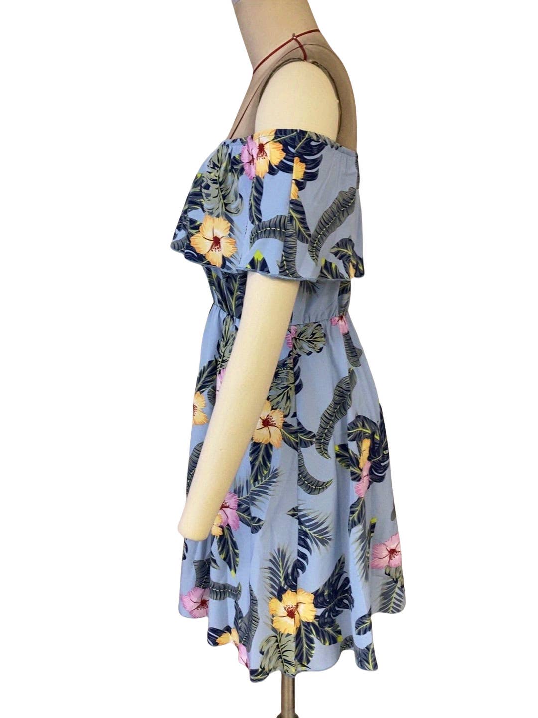 A fashionable printed one-shoulder ruffled dress