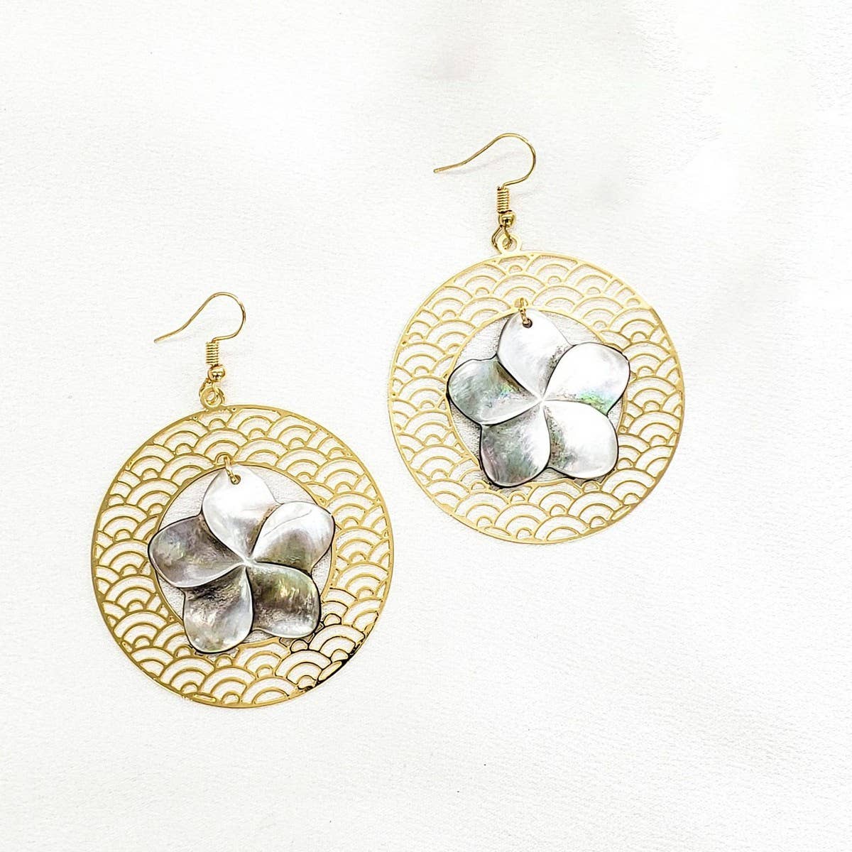 EXQUISITE NATURAL SHELL HOLLOW WREATH EARRINGS_CWMM4258