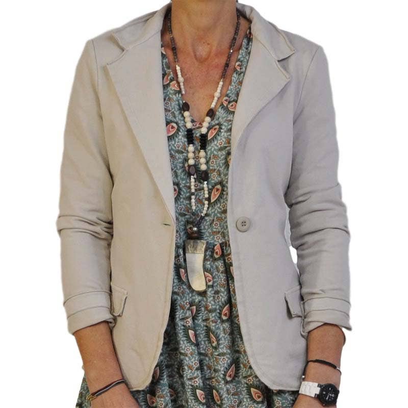 Fashionable suit jacket with a one-button lapel