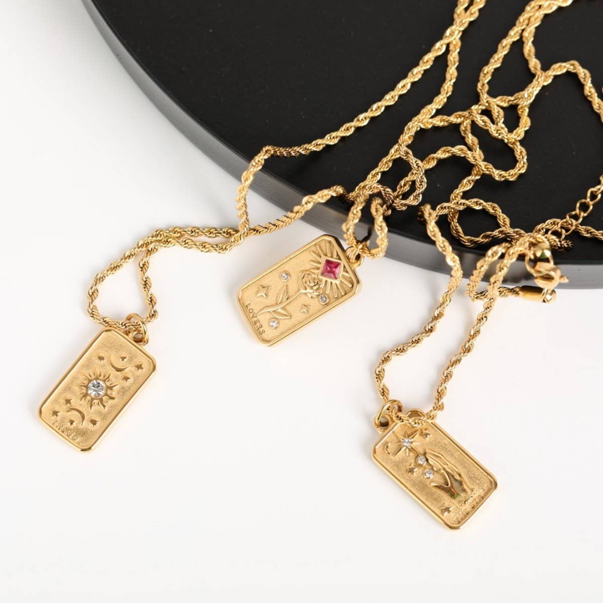 CREATIVE STAINLESS STEEL NICHE DESIGN NECKLACE