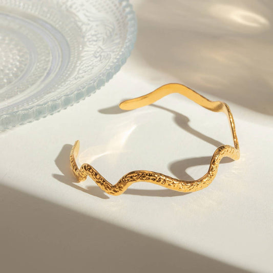18K Gold Titanium Steel Wavy Hammered Bracelet_CWAJE4797