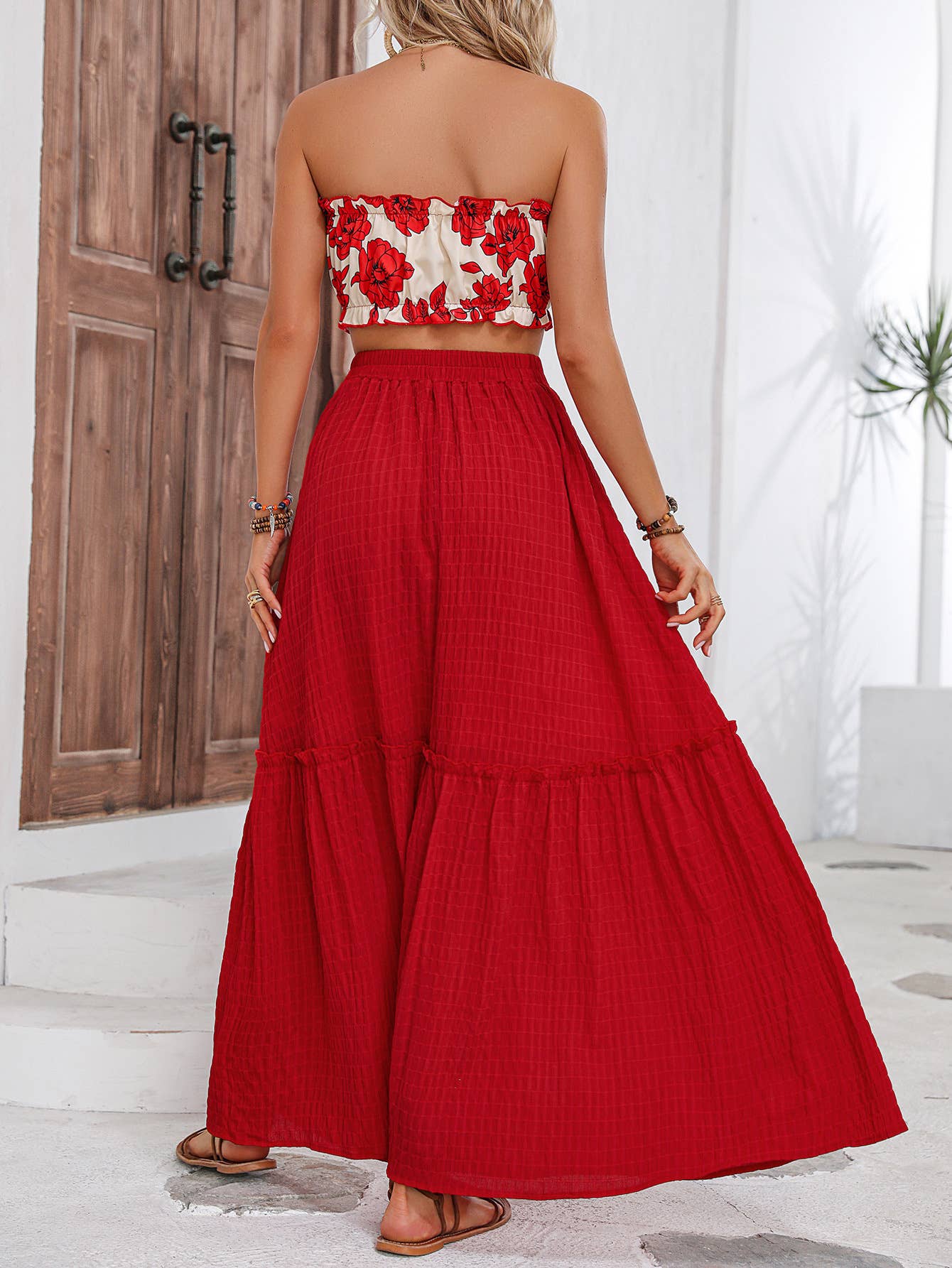 A fashionable two-piece printed strapless skirt
