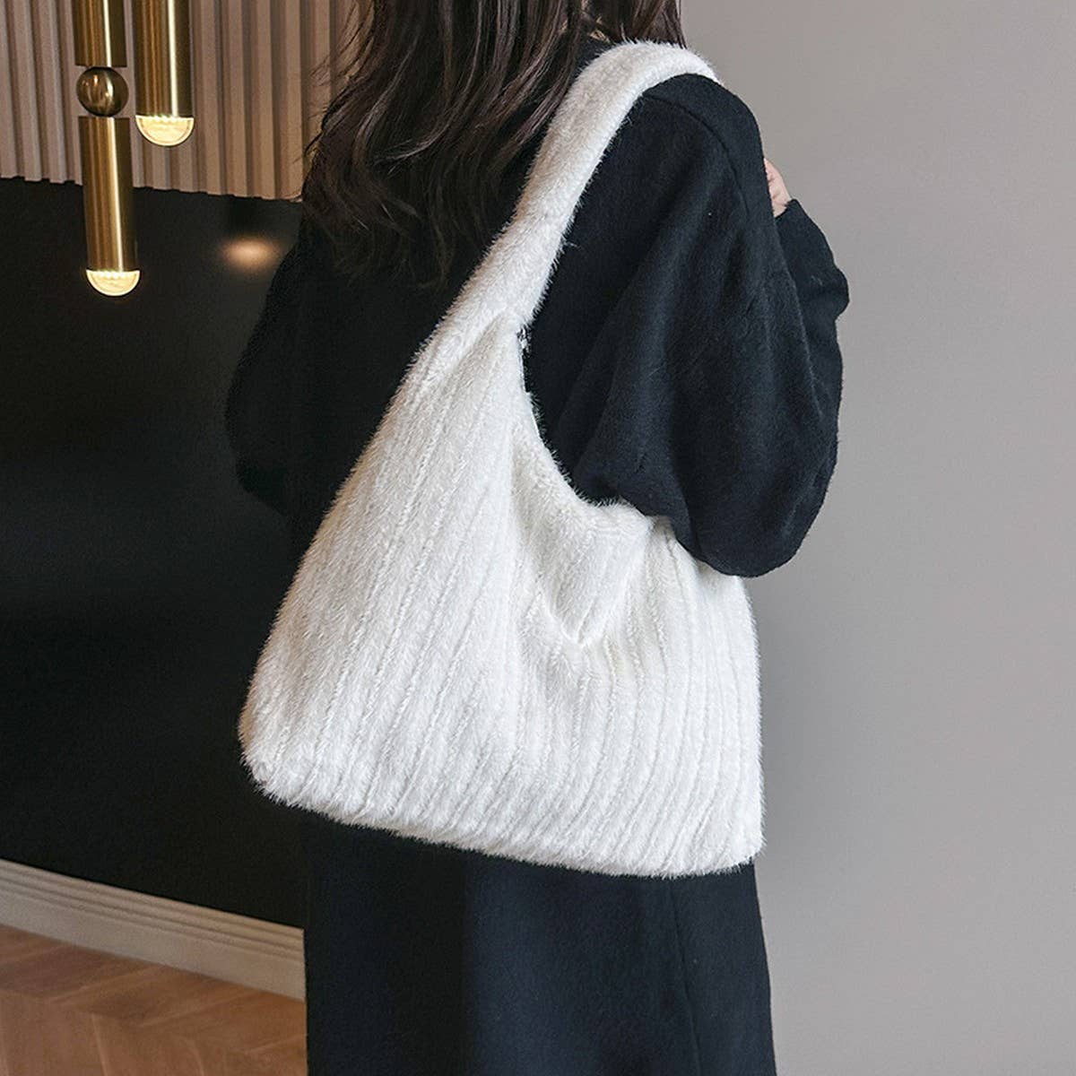WINTER RETRO SHOULDER LARGE CAPACITY PLUSH BAG_CWAB3956