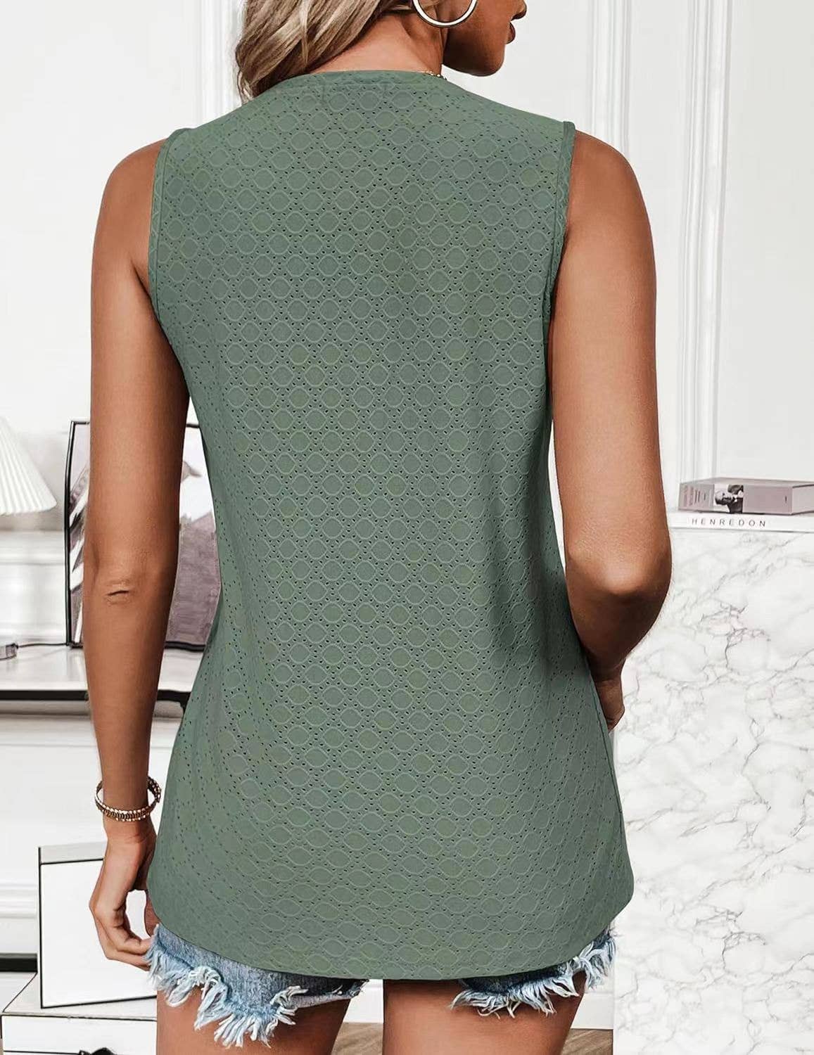 Crew-neck printed solid color hollow-out vest