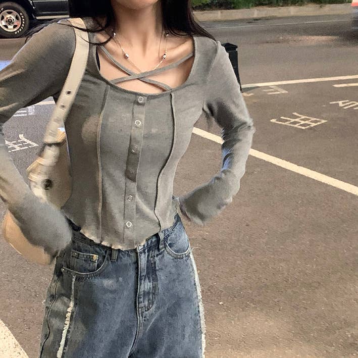 Body-hugging long-sleeved solid-color T-shirt