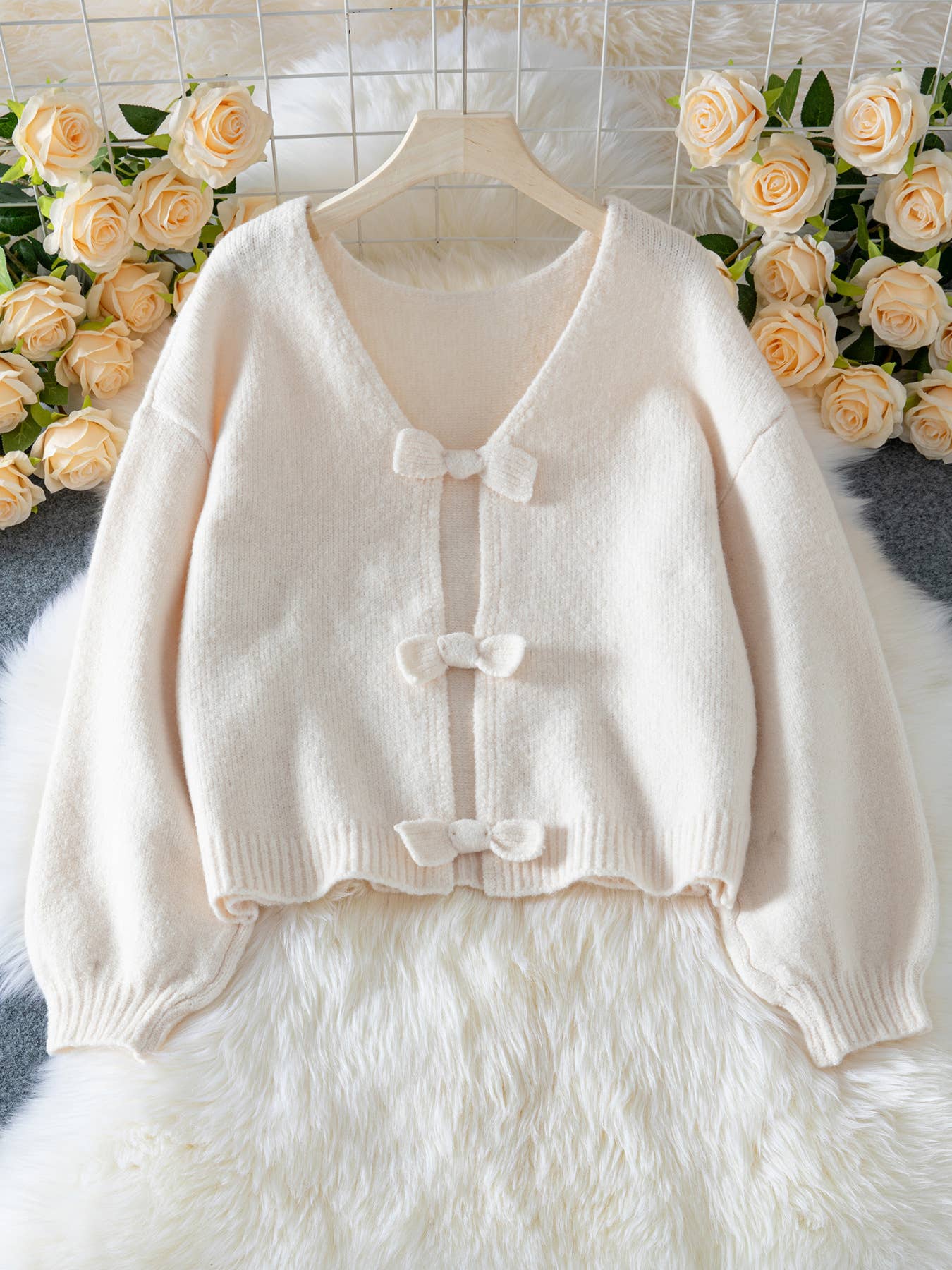 Bow-tied solid-color backless knitted sweater