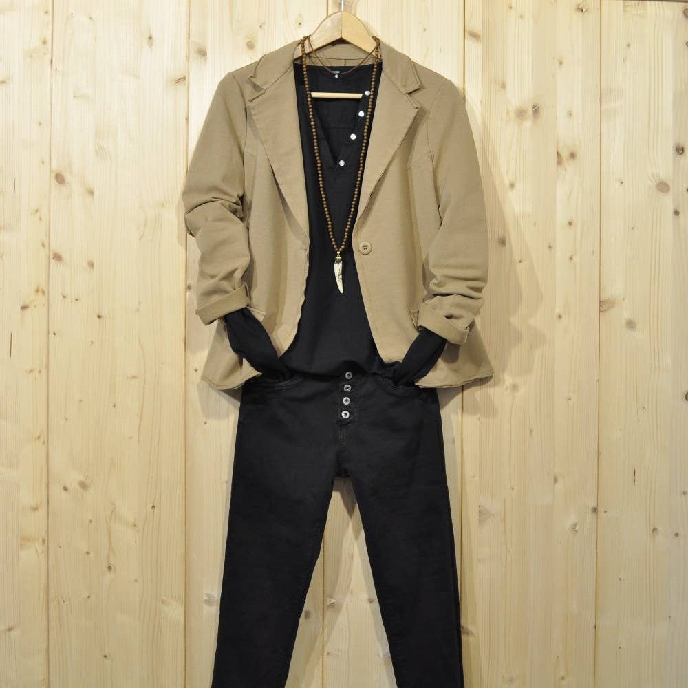 Fashionable suit jacket with a one-button lapel