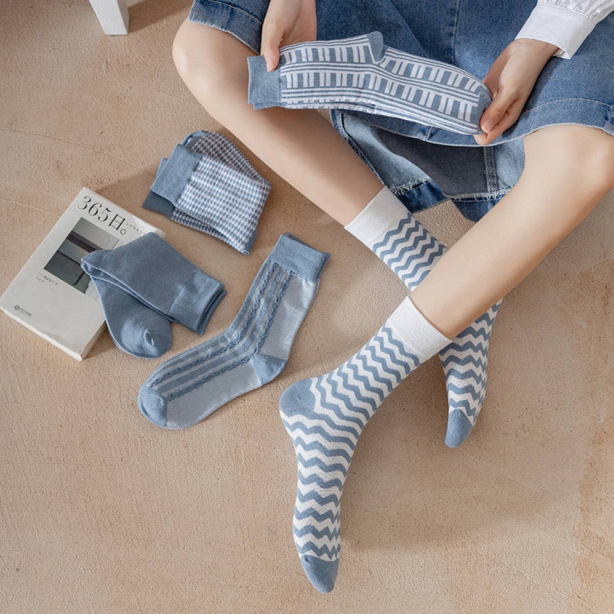 WOMEN BLUE STRIPED PLAID SOCKS