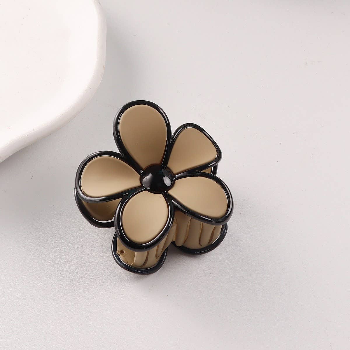 CWAHA1398_ELEGANT BLACK BORDER FLOWER HAIR CLAW CLIP