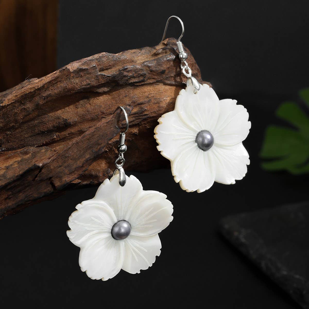 SIMPLE MOTHER OF PEARL FRESHWATER PETAL EARRINGS_CWMM4276