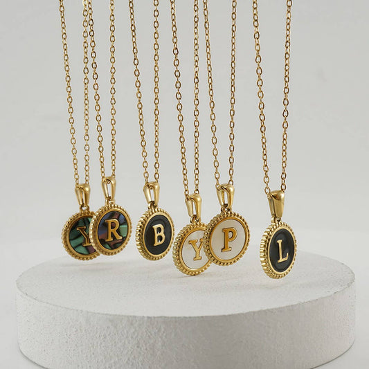 CWAJE1941_Simple Round Black Shell Letter Necklace