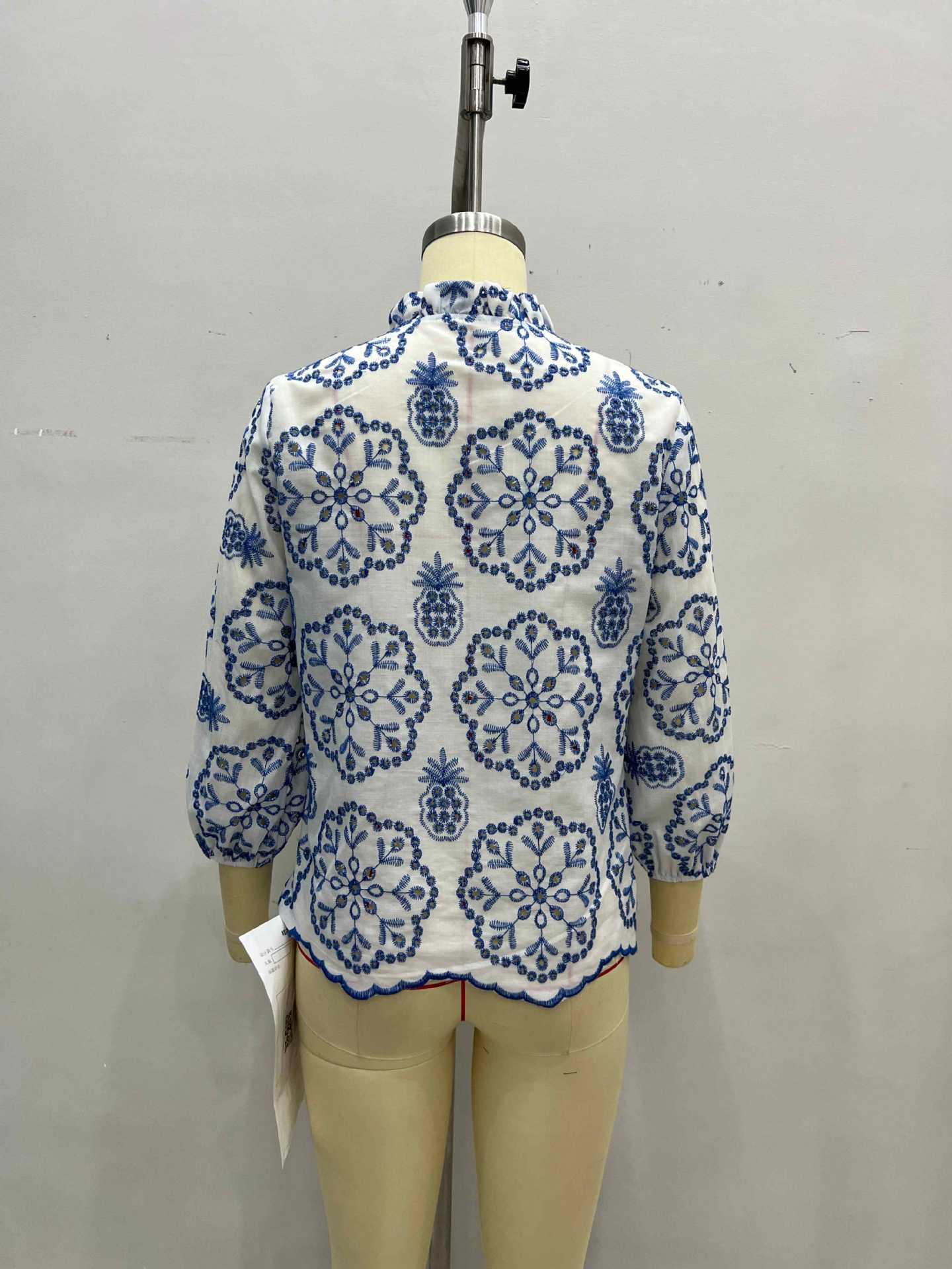 Blue and white patterned stand-up collar shirt
