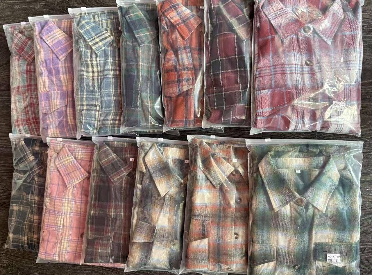 Casual and fashionable checkered pocket shirt