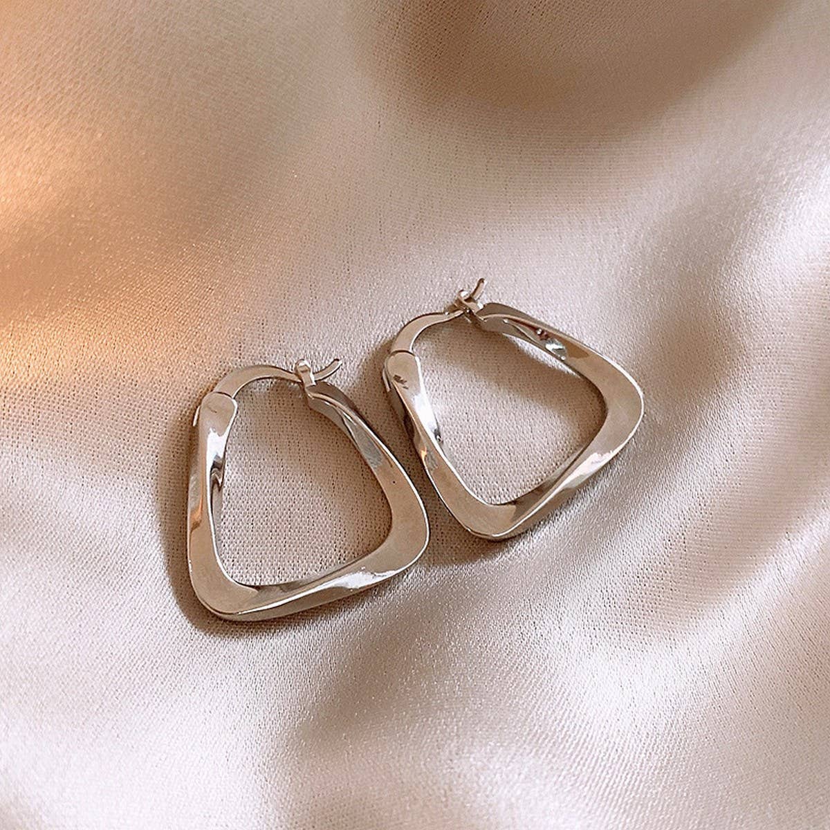 THREADED U-SHAPED SIMPLE AND FASHIONABLE EARRINGS