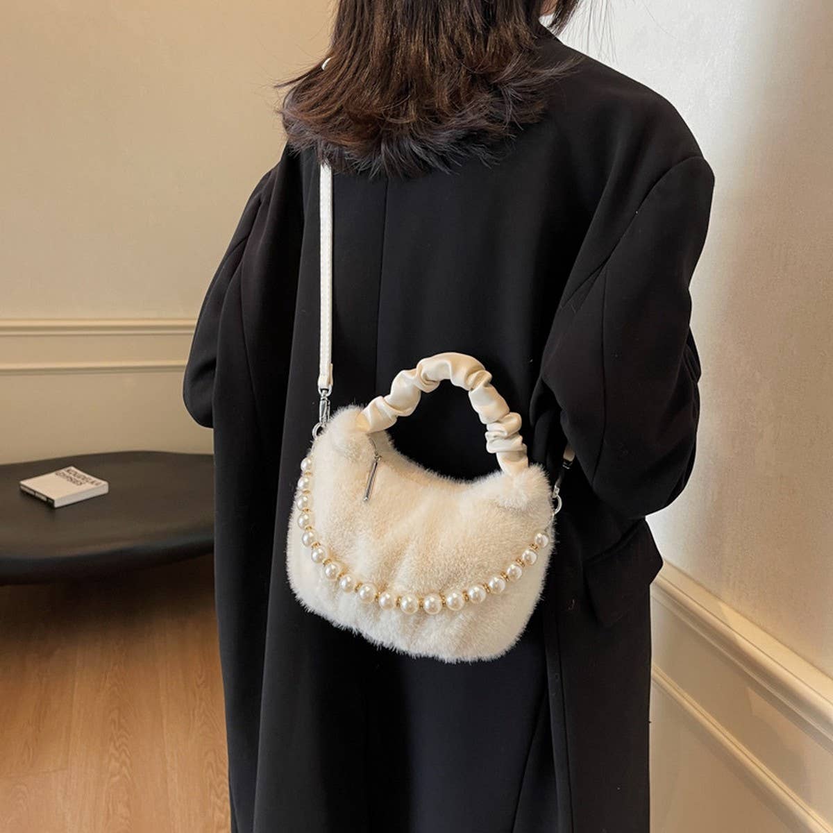 WINTER VERSATILE SHOULDER AND CROSSBODY PLUSH BAG_CWAB3972
