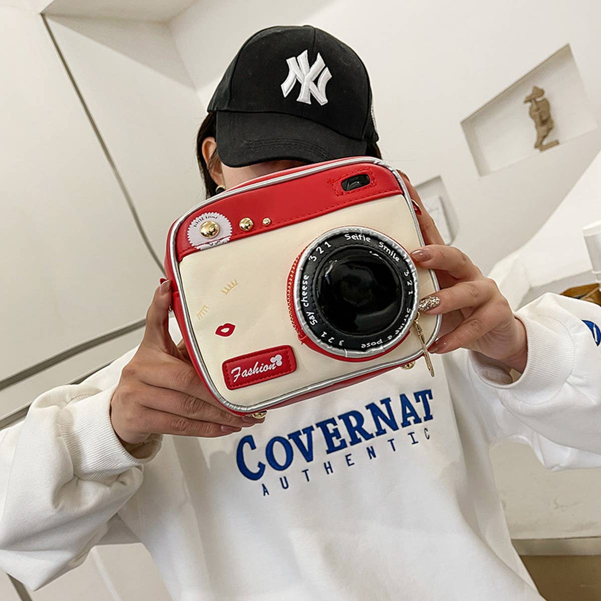 CAMERA-SHAPED SHOULDER BAG_CWAB1001