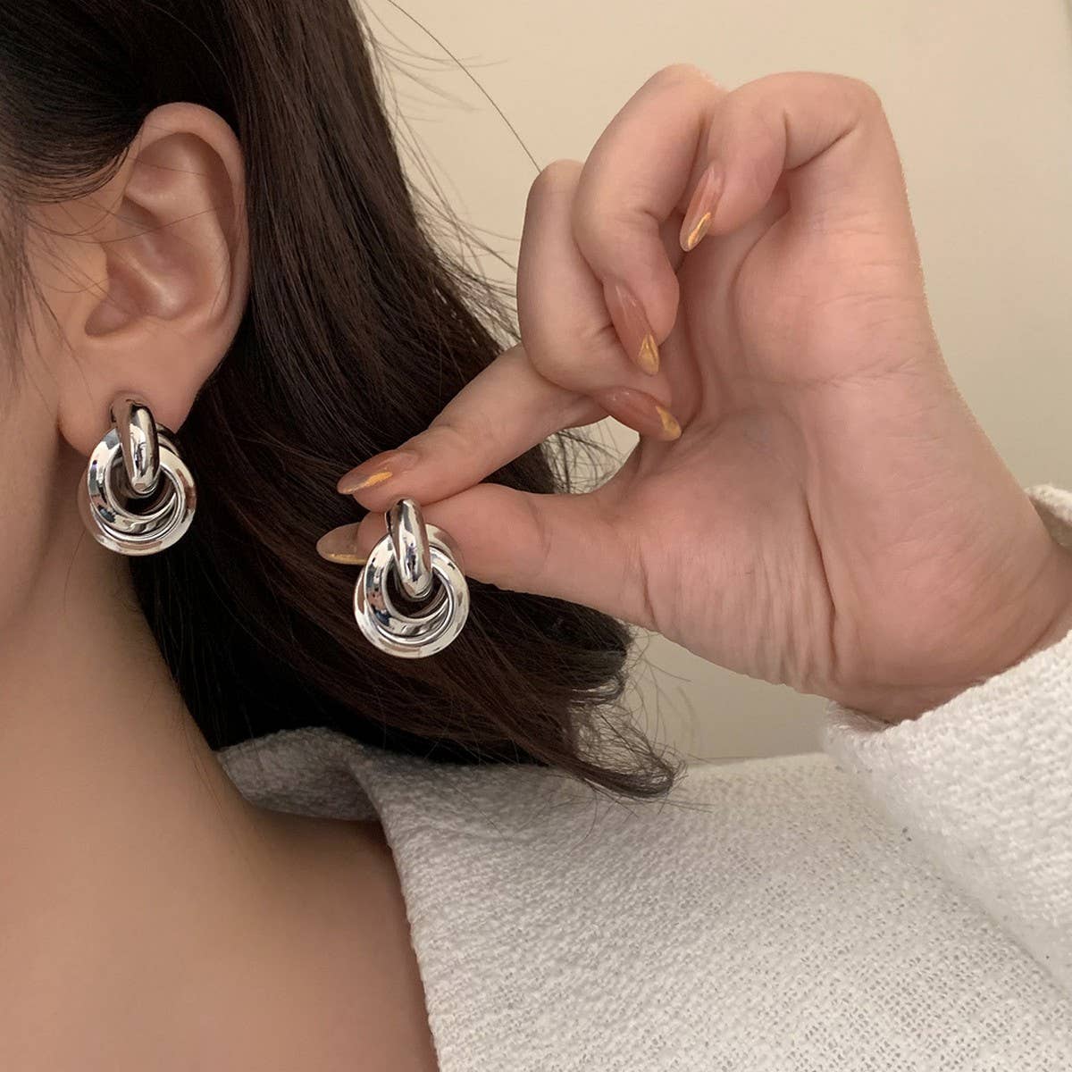 WOMEN'S VERSATILE METAL ELEGANT HOOP EARRINGS