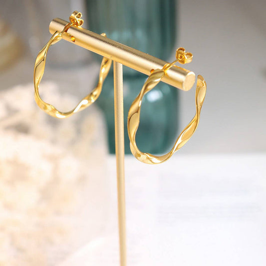 18K GOLD PLATED TWISTED C-TYPE STUD EARRINGS_CWAJE0558
