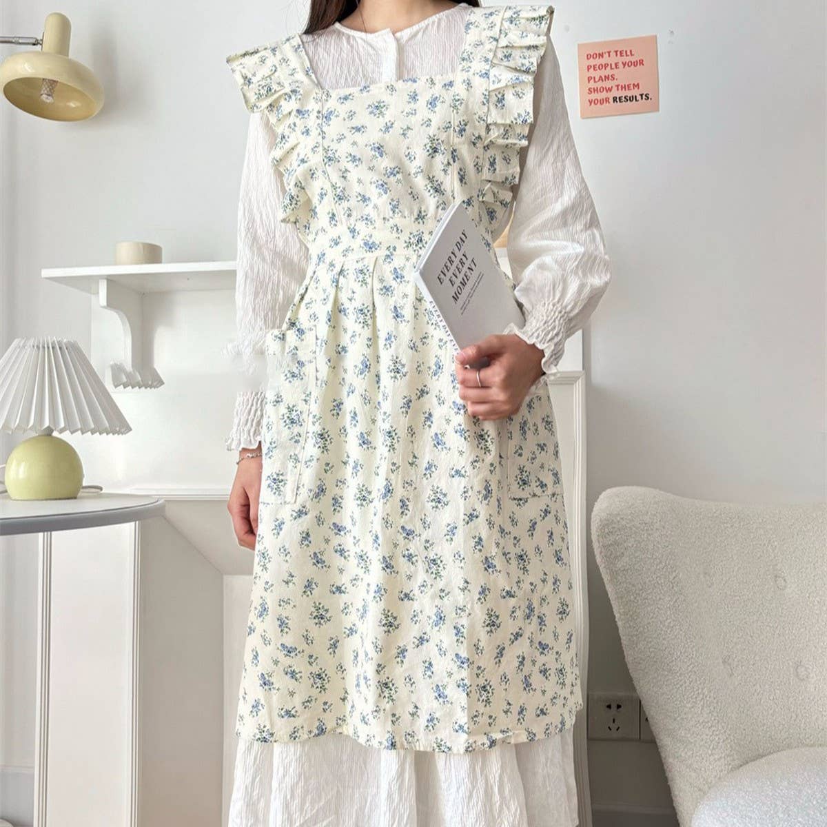 WASHED COTTON AND LINEN RUFFLED FLORAL APRON