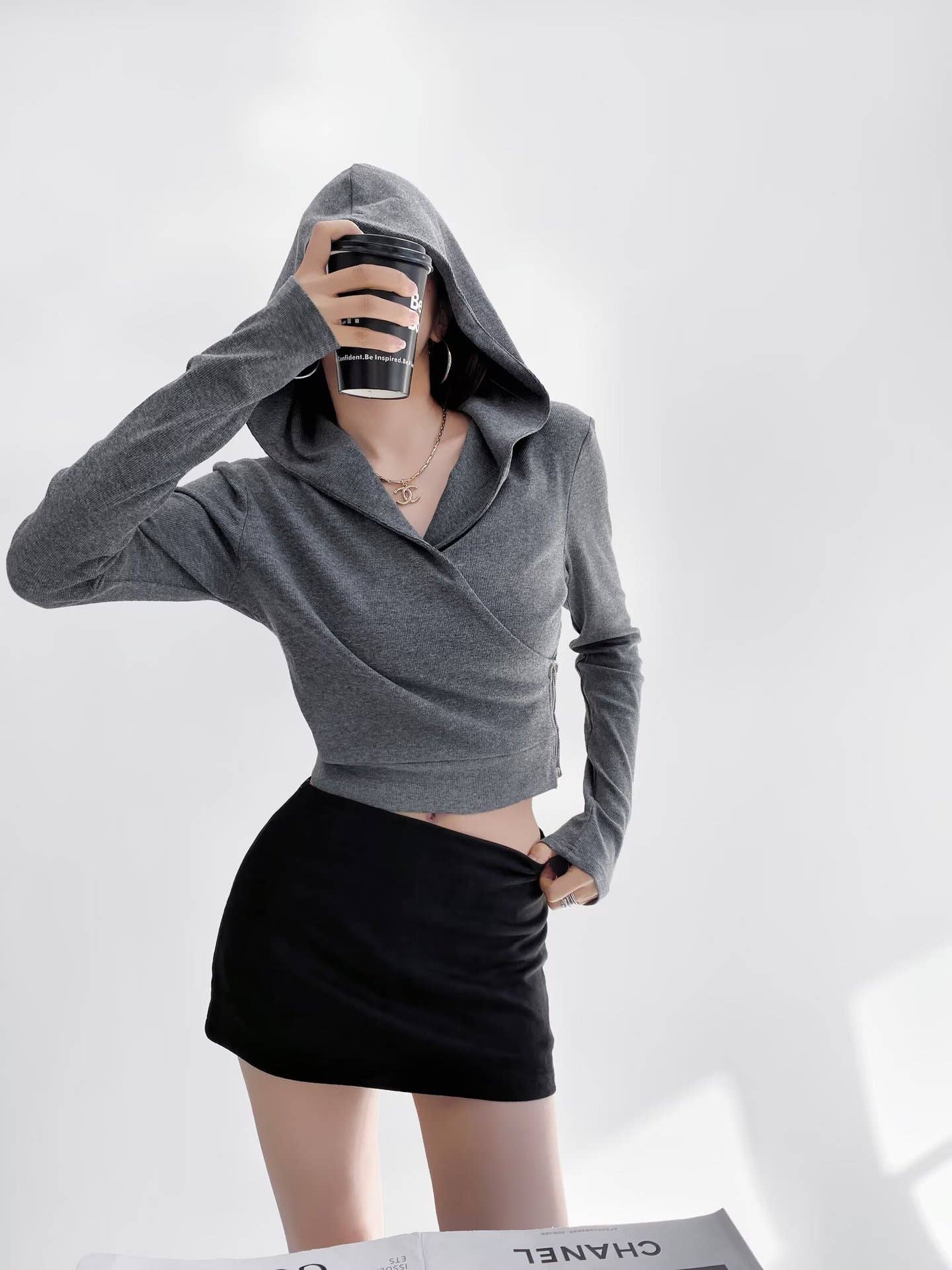 Design cross-V-neck zipper hooded sweatshirt