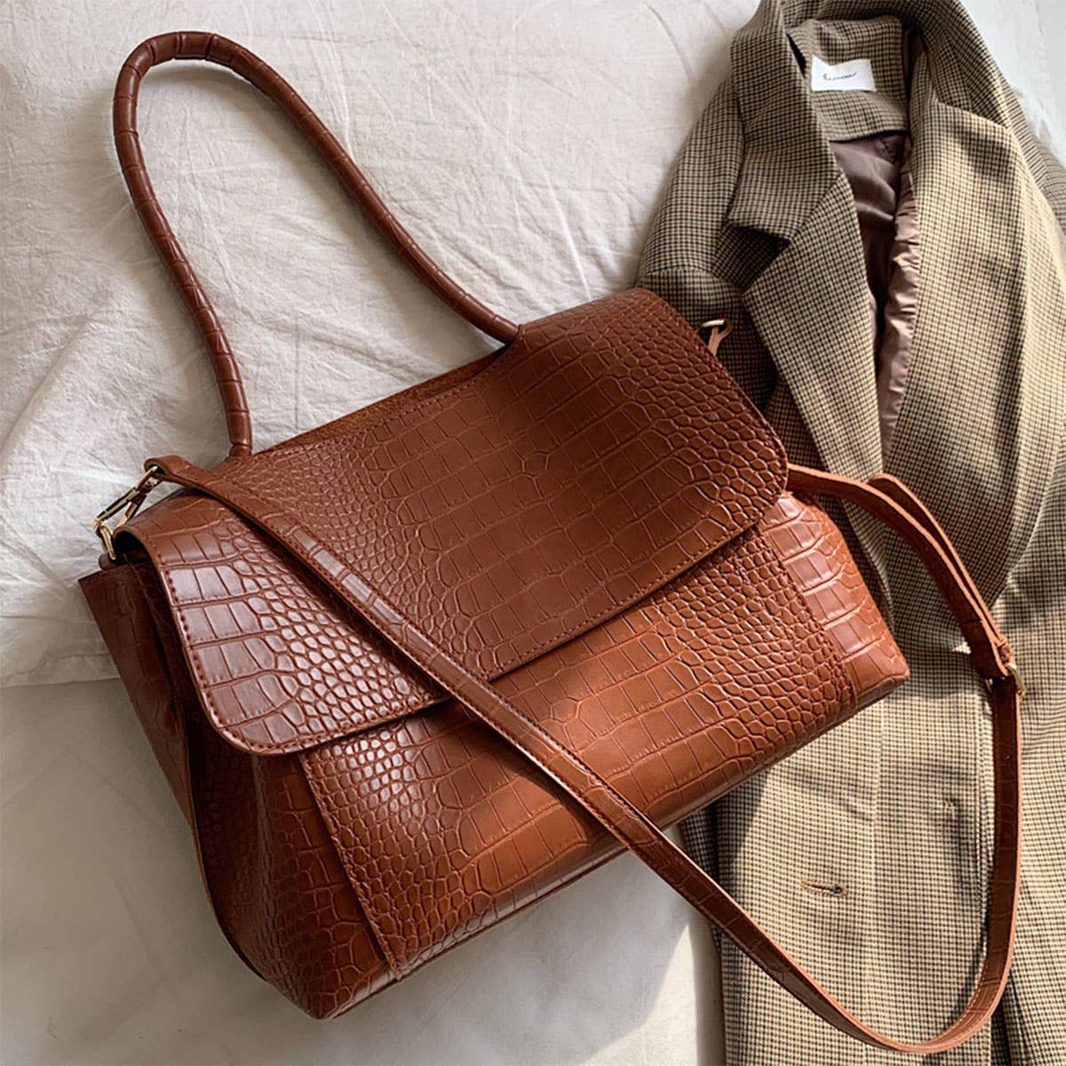 High-end large-capacity hand-held tote bag