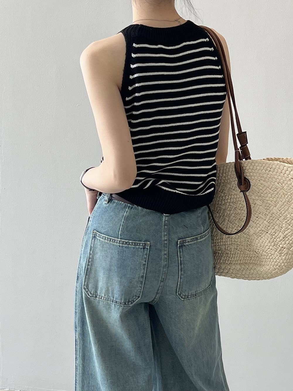 CREW-NECK SLEEVELESS BOTTOM STRIPED KNIT CAMISOLE