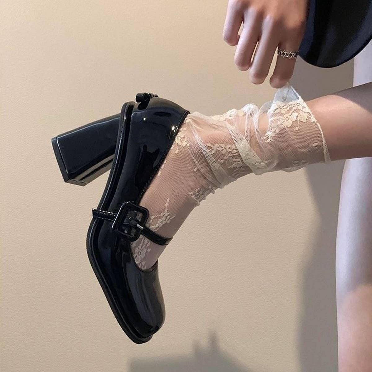 MESH ULTRA THIN MEDIUM LENGTH LACE STOCKINGS