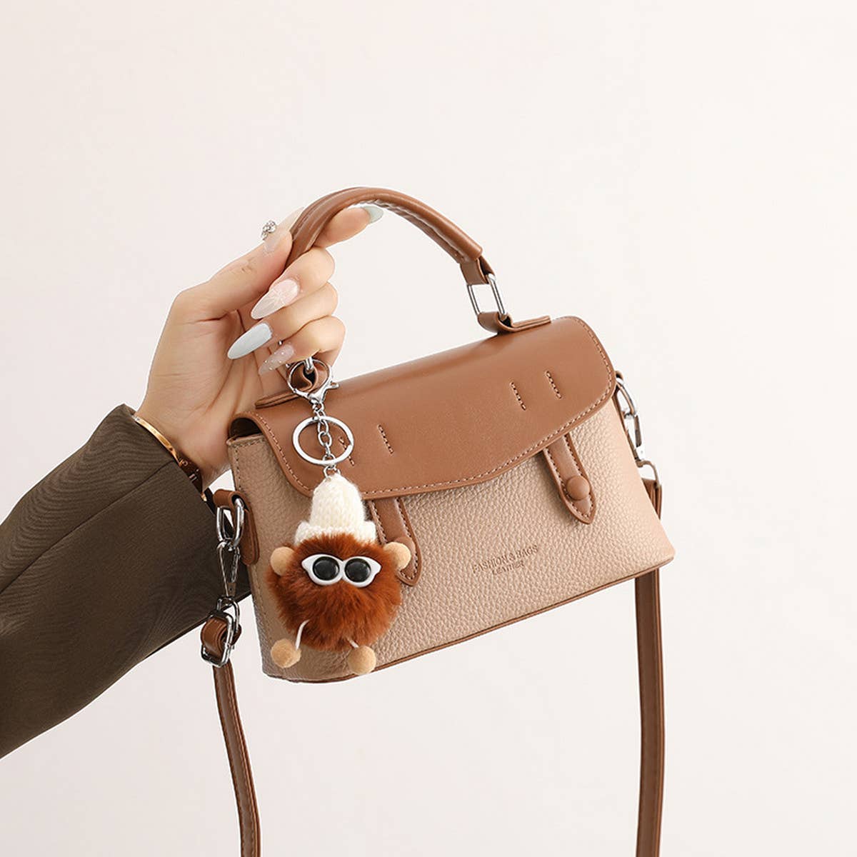 VERSATILE AND REFRESHING SHOULDER BAG WITH PENDANT_CWAB2980