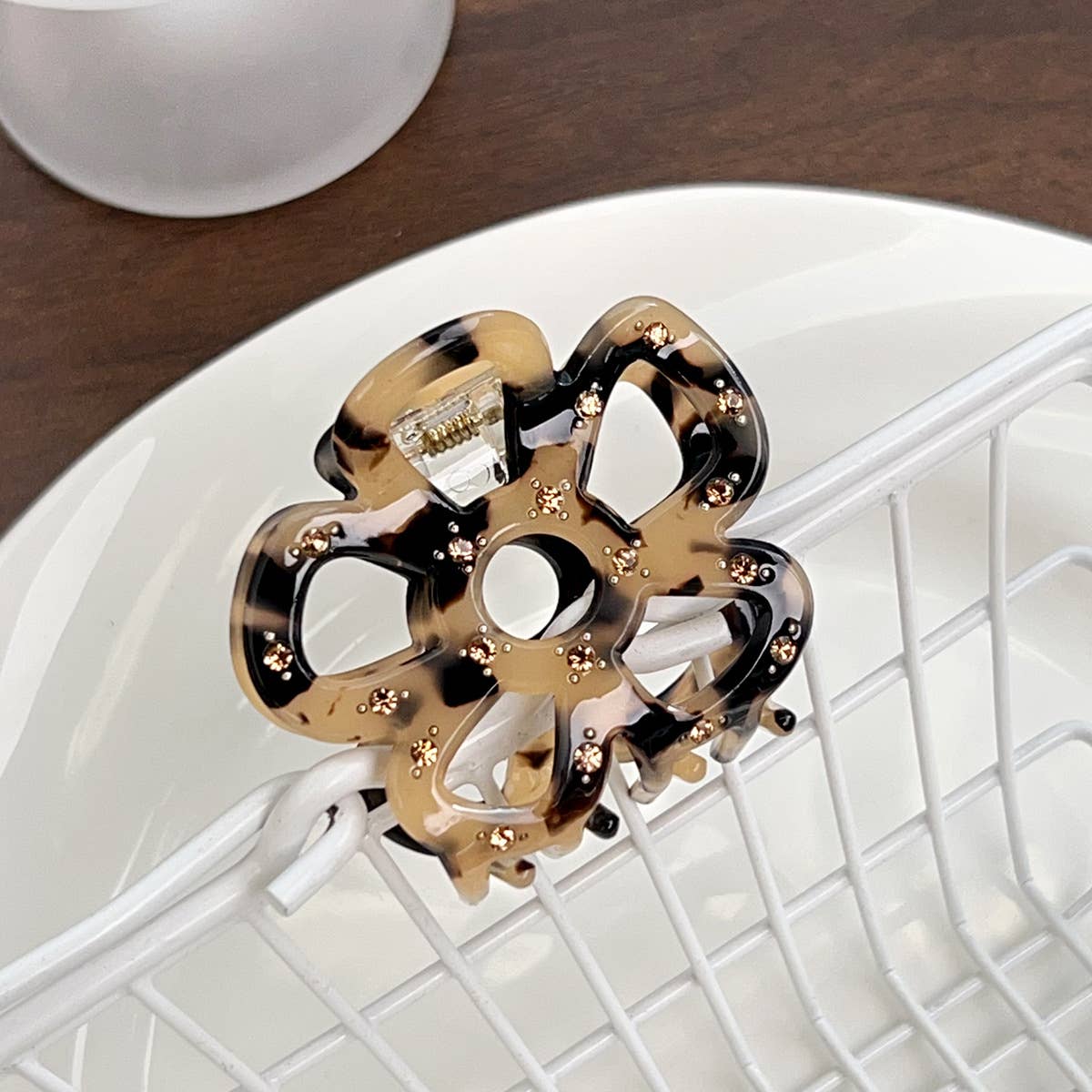 Hollowed-out flower diamond-encrusted grab clip