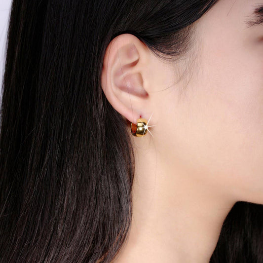 SMALL 18K GOLD HUGGIE HINGED HOOP EARRINGS_CWAJE0568