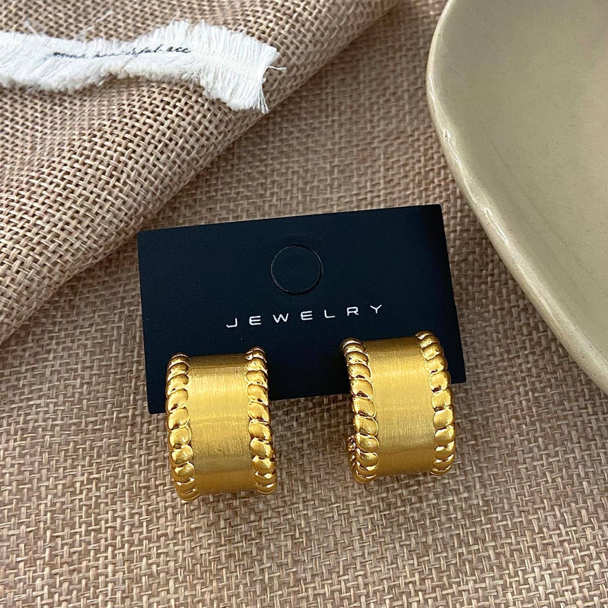 TEMPERAMENTAL AND FASHIONABLE SEMI-ARC EARRINGS