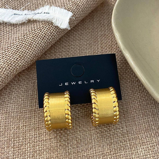 TEMPERAMENTAL AND FASHIONABLE SEMI-ARC EARRINGS