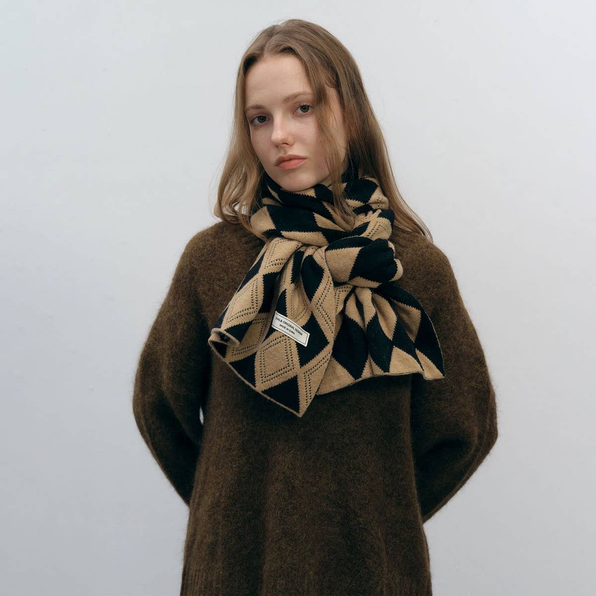 Chic Two-Tone Diamond Knit Scarf ? Cozy Winter