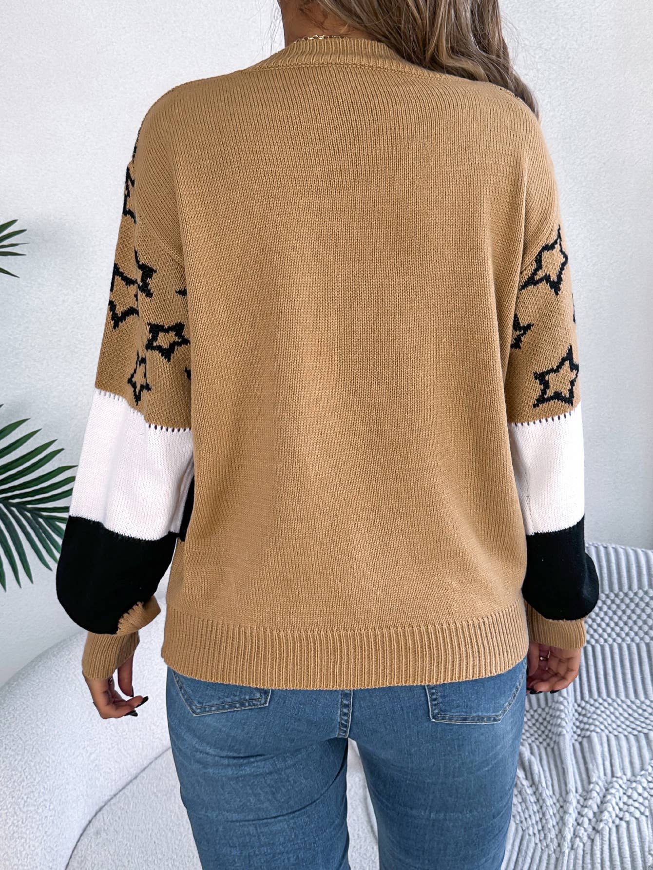 COLOR MATCHING STAR CUTOUT PULLOVER