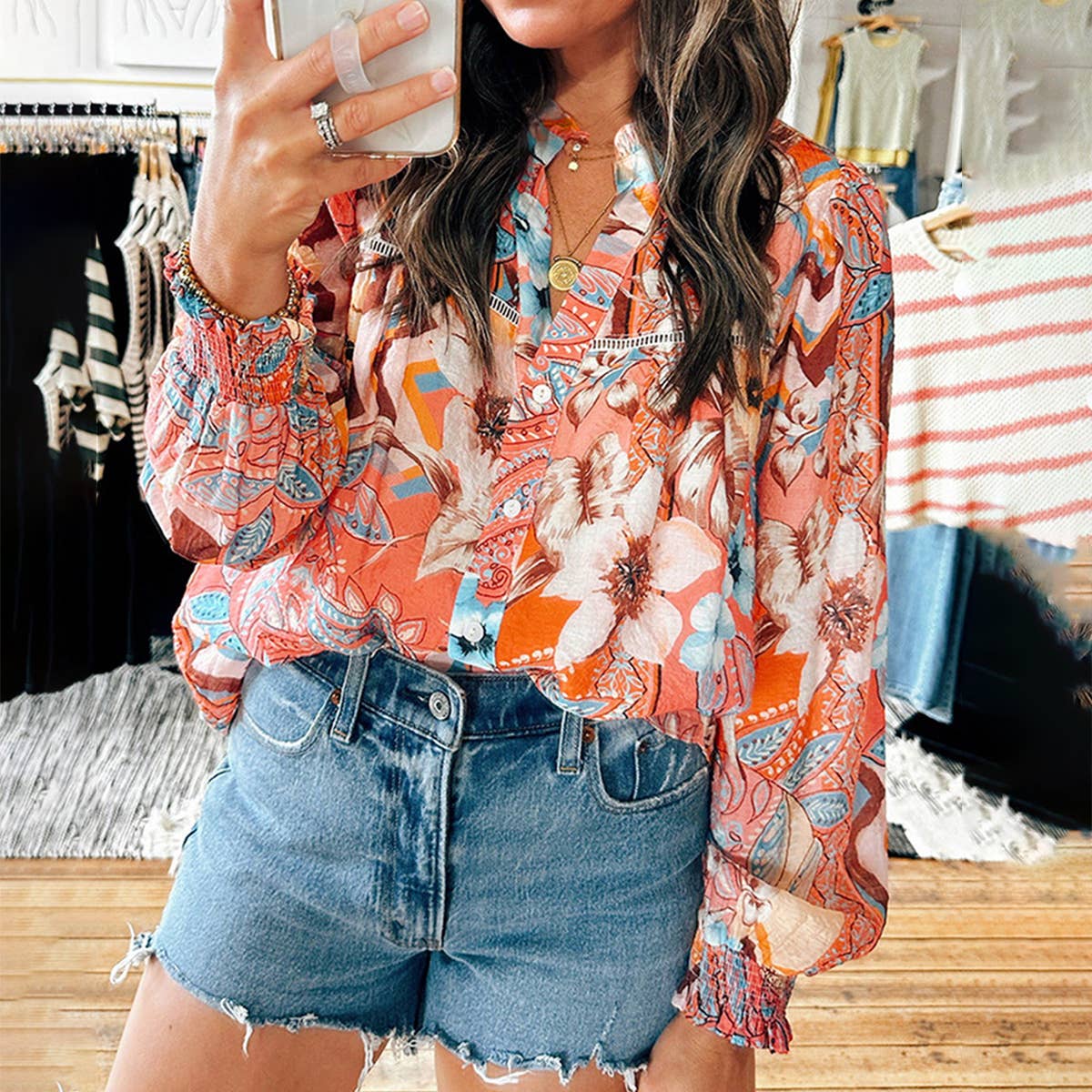 COMMUTER WITH LOOSE FLORAL PRINT BLOUSE LADY