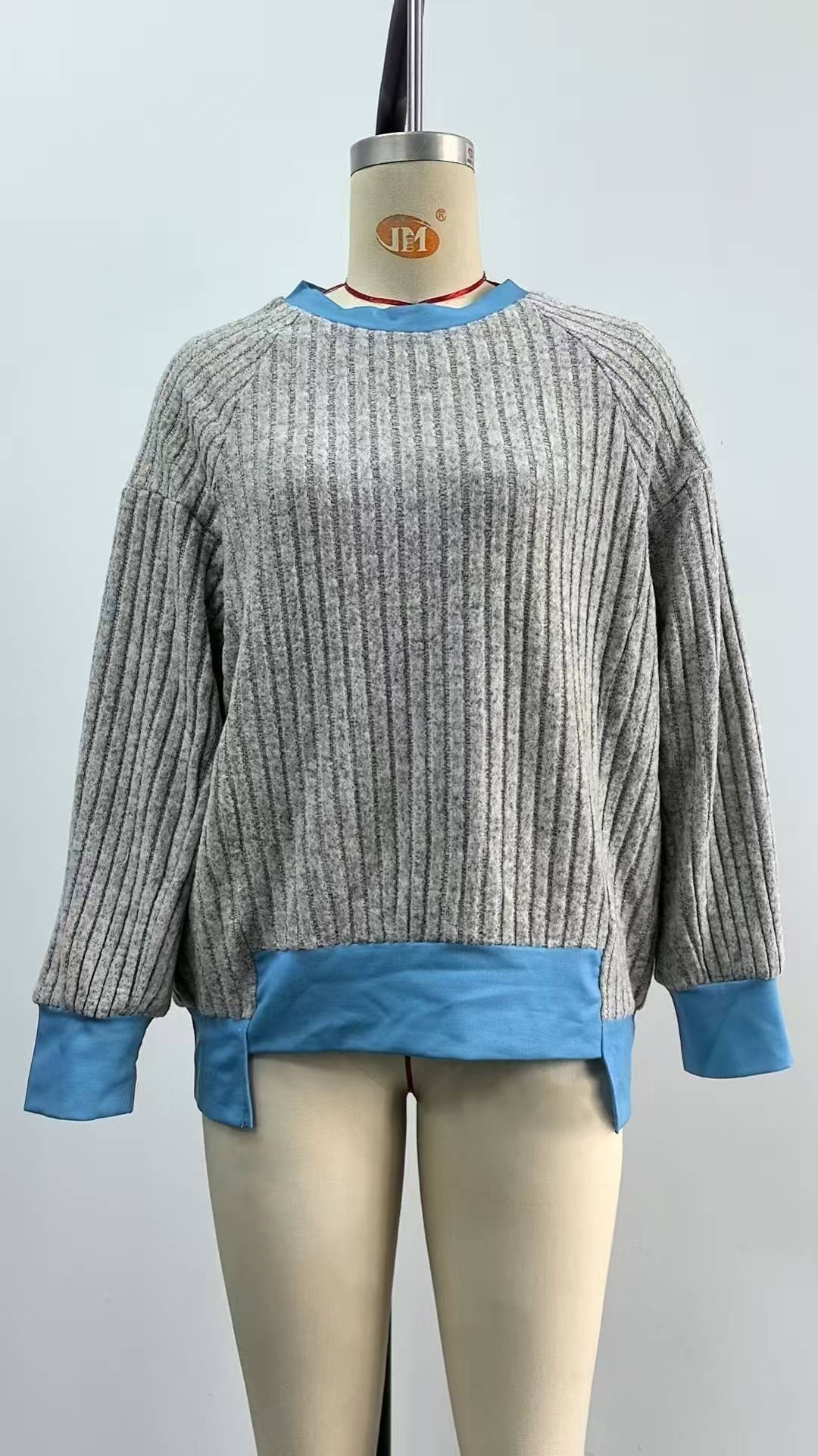 Fashionable color-blocked loose knitted top
