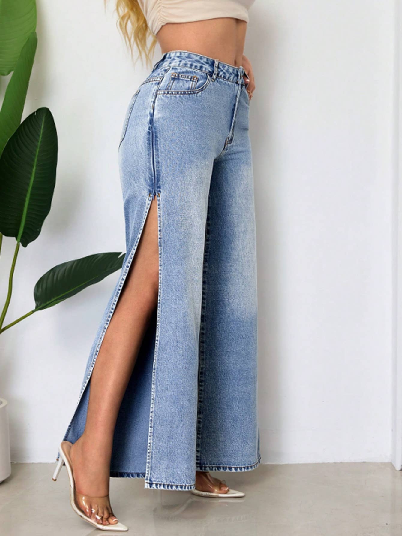 Broadly split vertical legs, loose cowboy pants