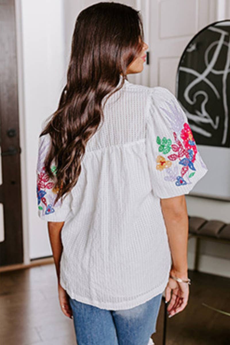 CWTBLS1387_ALL-OVER V-NECK SHORT-SLEEVED EMBROIDERED TOP