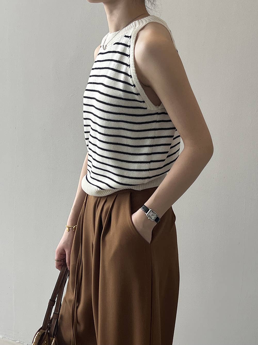CREW-NECK SLEEVELESS BOTTOM STRIPED KNIT CAMISOLE