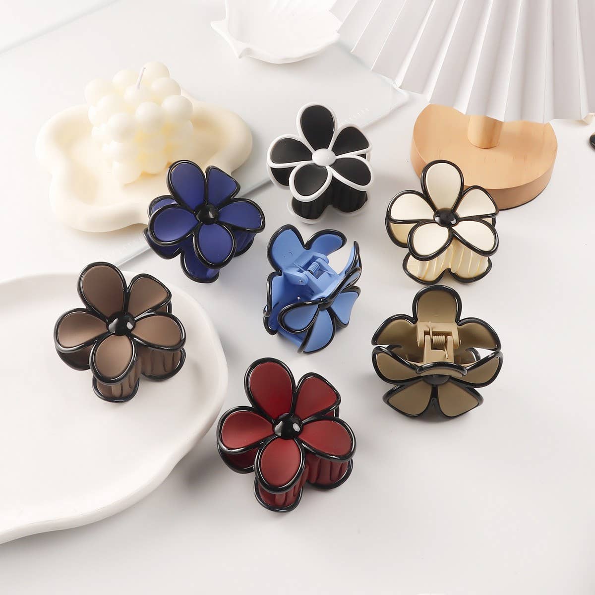 CWAHA1398_ELEGANT BLACK BORDER FLOWER HAIR CLAW CLIP
