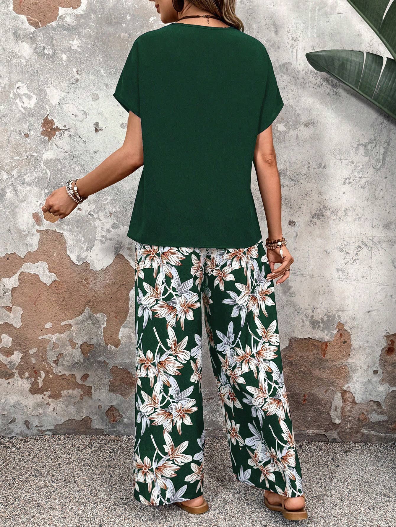 Casual ensemble with pullover printed crew neck