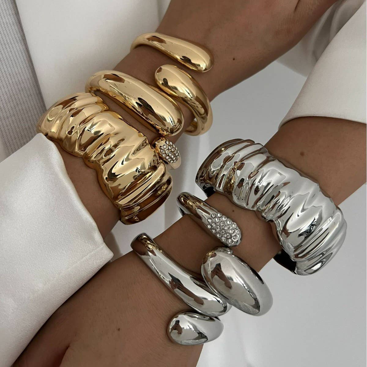 FASHIONABLE SPRING OPEN METAL SMOOTH BRACELET