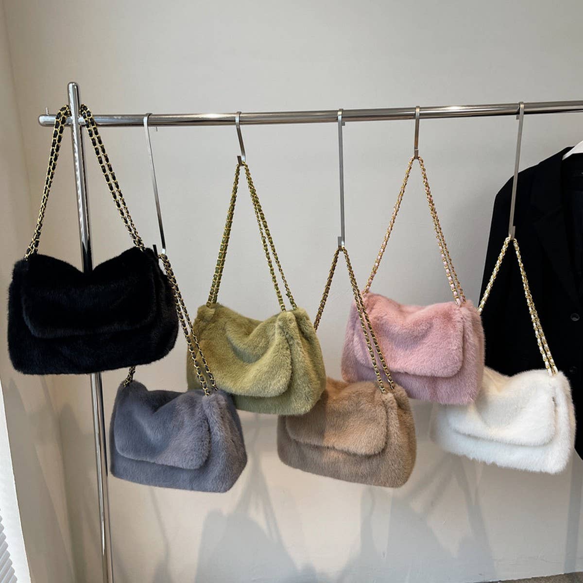 WINTER CHAIN LARGE CAPACITY SHOULDER PLUSH BAG_CWAB3938