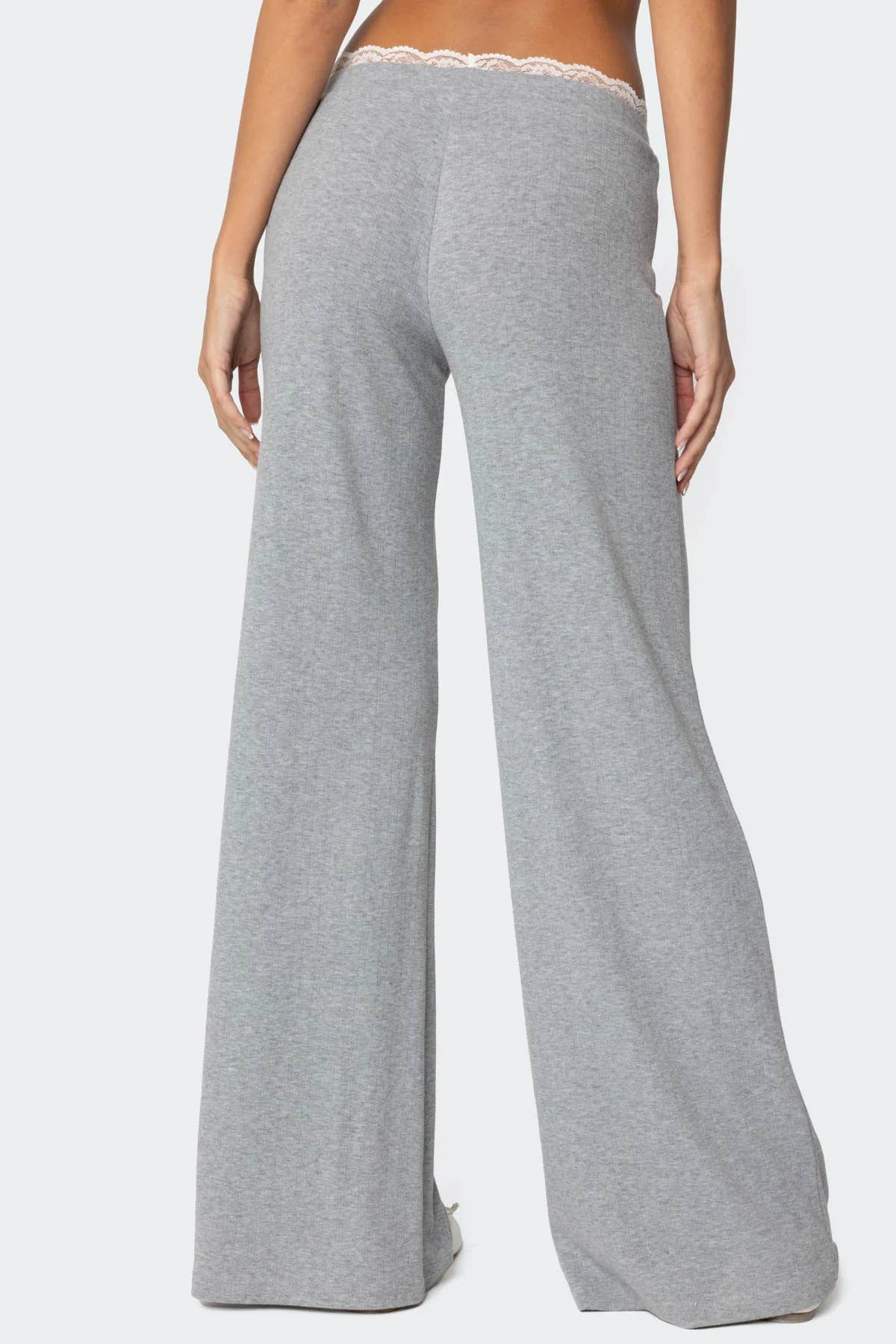 A form-fitting square-neck knitted casual suit