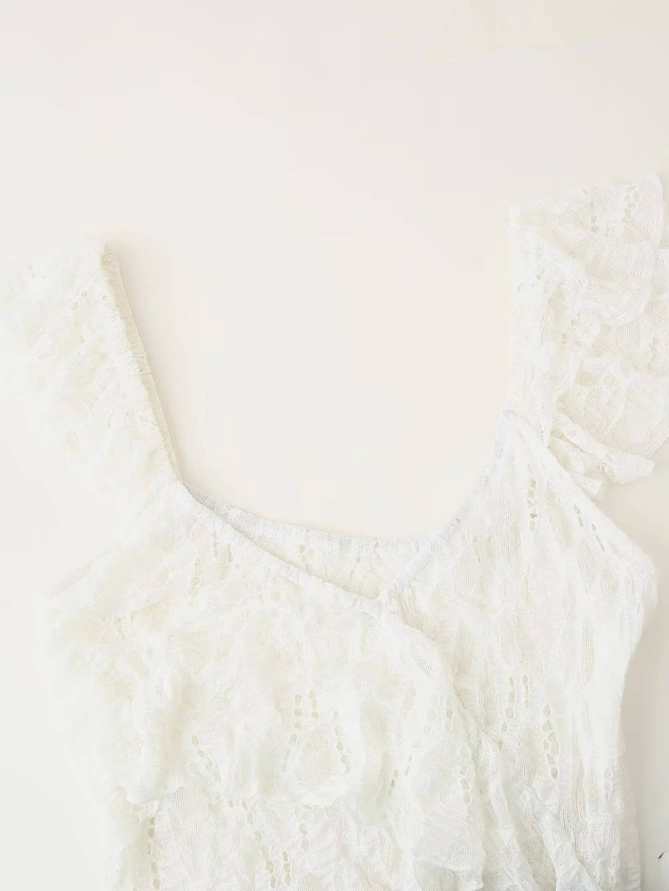 An irregular ruffled dress with a sense of design