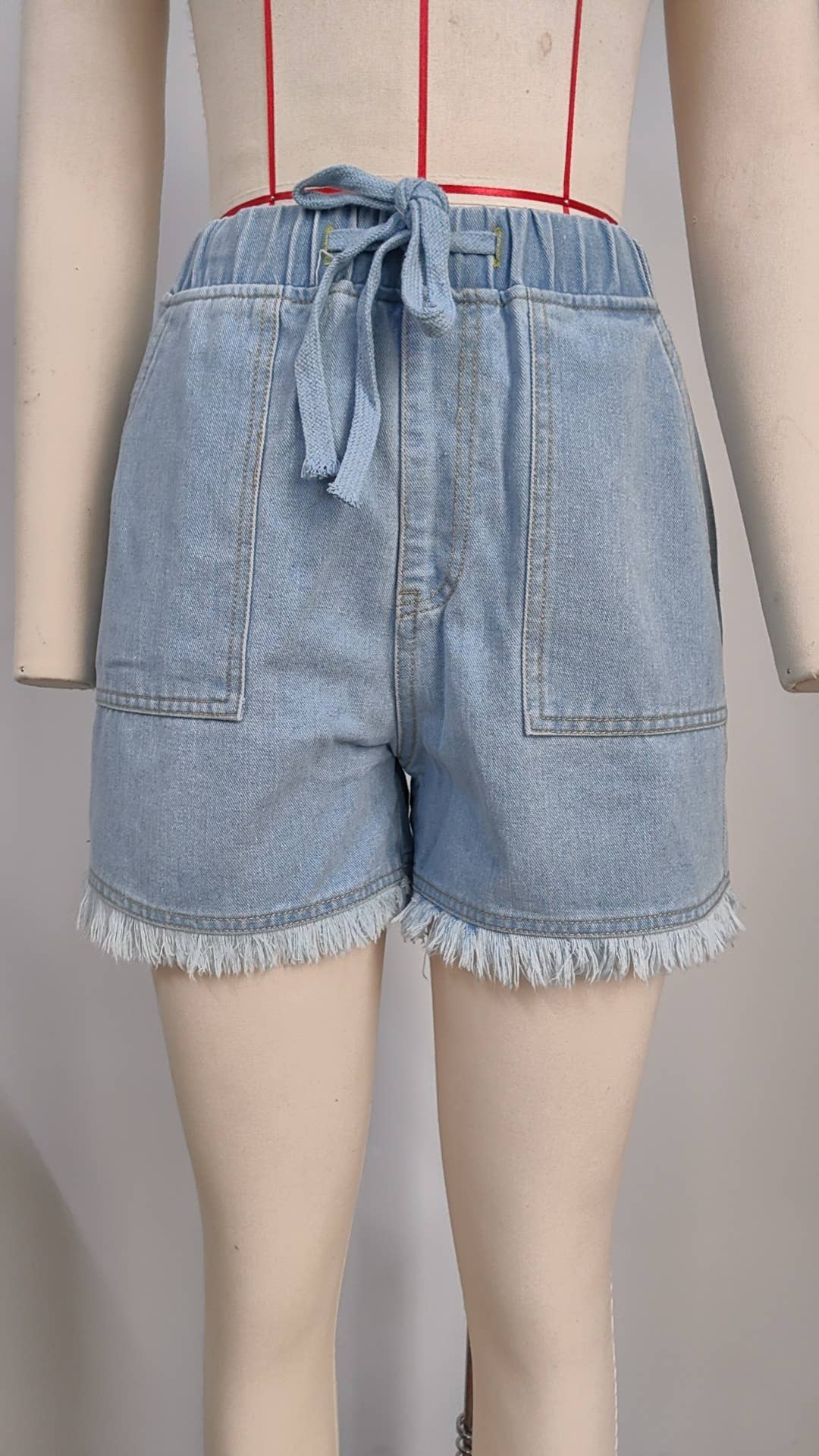 ELASTIC-WAISTED DRAWSTRING RAW HEM DENIM SHORTS