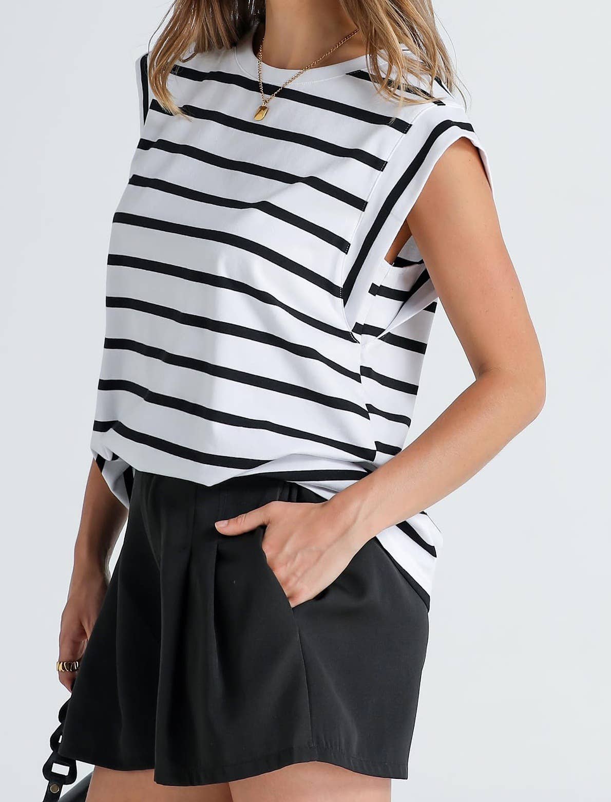 COLOR-CONTRAST STRIPED CREW NECK PULL-OVER VEST