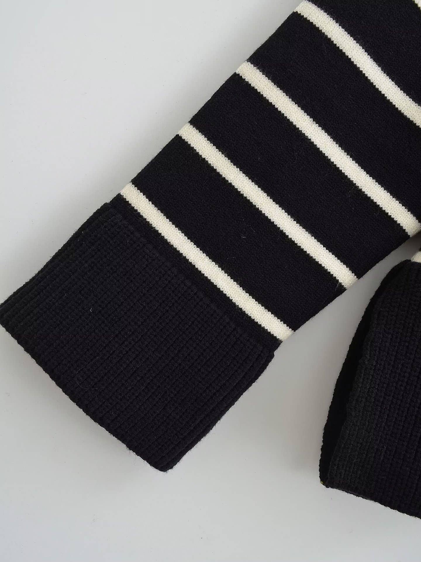 CREW-NECK COLOR-STRIPED SINGLE-BREASTED CARDIGAN