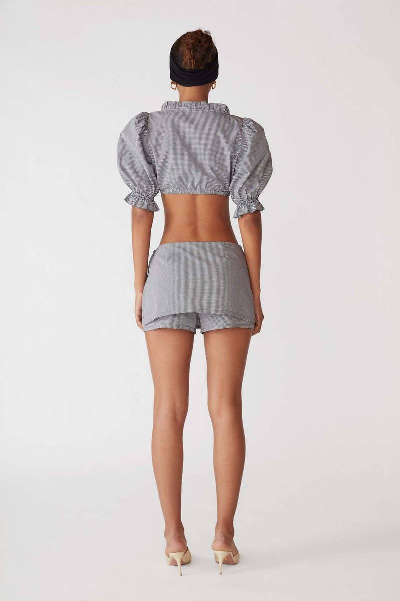 CWTBLS2074_DECORATIVE BUTTON RUFFLED CASUAL SHORT TOP